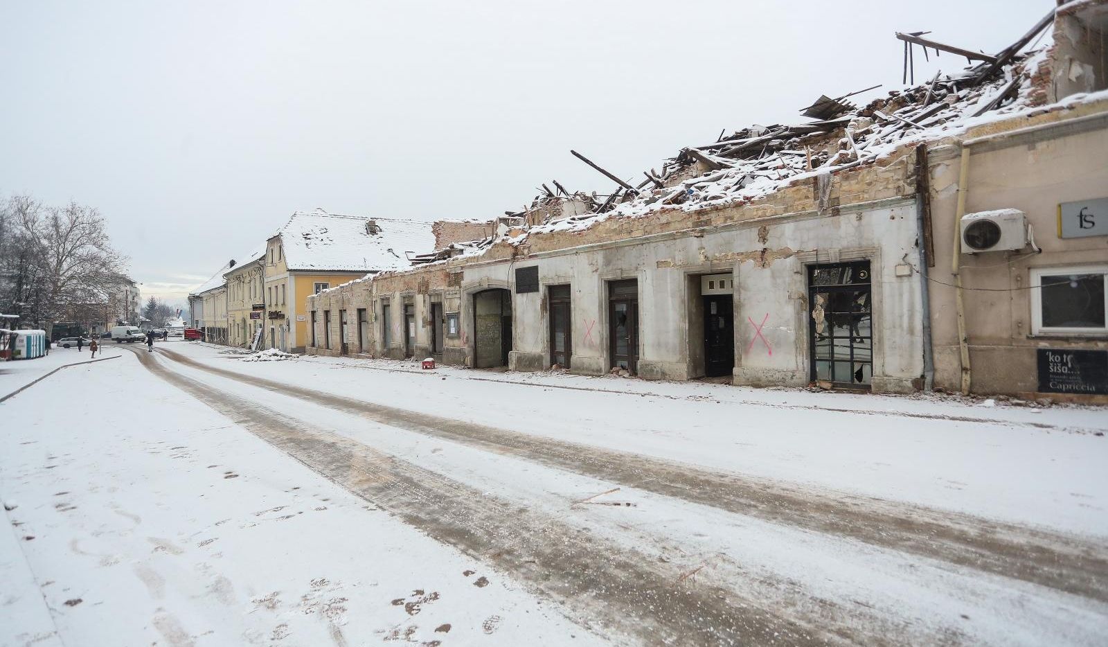 14.01.2021., Petrinja - Snjezne pahulje zabijelile razruseni centar grada. Photo: Luka Stanzl/PIXSELL