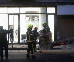 14.01.2021., Zagreb - U ulici Andrije Hebranga 23, urusila se velika kolicina fasade na zeleni val, vatrogasci i policija na terenu.
Photo: Matija Habljak/PIXSELL