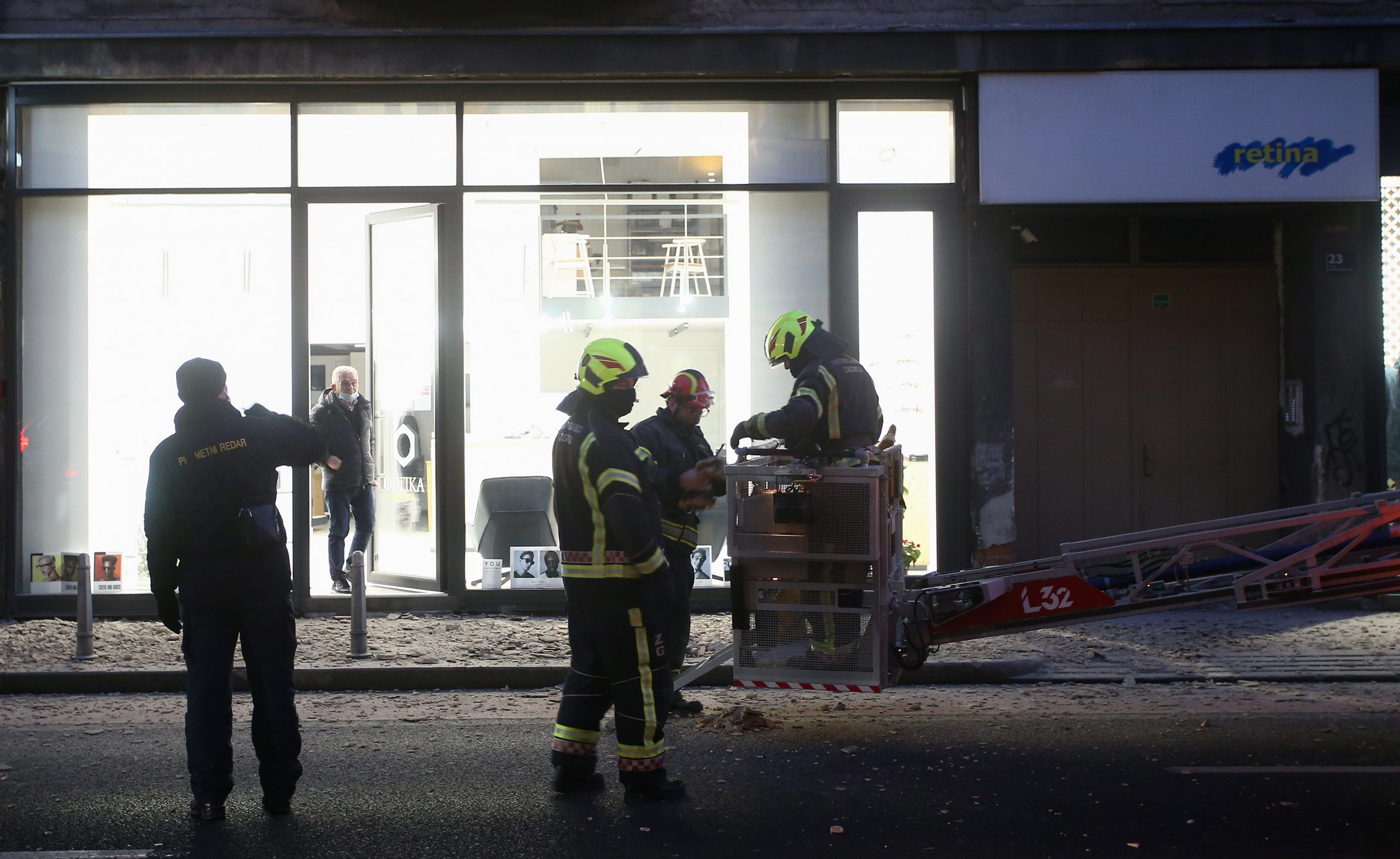 14.01.2021., Zagreb - U ulici Andrije Hebranga 23, urusila se velika kolicina fasade na zeleni val, vatrogasci i policija na terenu.
Photo: Matija Habljak/PIXSELL