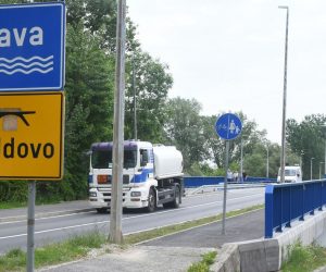 14.05.2020., Sisak - Sisacko-moslavacki zupan Ivo Zinic sa suradnicima obisao je most preko rijeke Save u Galdovu cija je rekonstrukcija nedavno zavesena.
Photo: Nikola Cutuk/PIXSELL