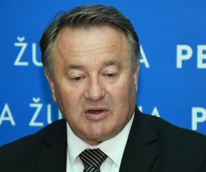 14.10.2019., Sisak - Sisacko-moslavacki zupan Ivo Zinic u Velikom kabinetu
 sjedista Sisacko-moslavacke zupanije u dodjelio je potvrde o zupanijskim stipendijama za doktorske studije dr. Andrei Loncar i dr. Goranu Kuzmacu. Ivo Zinic.
Photo: Nikola Cutuk/PIXSELL