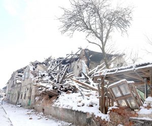 15.01.2021., Petrinja - Nakon razornog potresa i brojni kucni ljubimci pokusavaju naci nacin za prezivljavanje, poput ove macke u Petrinji koja se medju rusevinama kuce pokusava ugrijati na zimskom suncu. Photo: Patrik Macek/PIXSELL