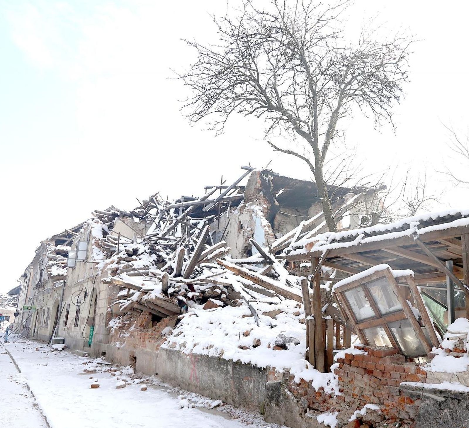 15.01.2021., Petrinja - Nakon razornog potresa i brojni kucni ljubimci pokusavaju naci nacin za prezivljavanje, poput ove macke u Petrinji koja se medju rusevinama kuce pokusava ugrijati na zimskom suncu. Photo: Patrik Macek/PIXSELL