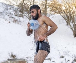 15.01.2021., Bihac, Bosna i Hercegovina - Tekuce vode u migrantskom kampu Lipa u blizini Bihaca jos uvijek nema. Ono malo vode u rezervoarima se jutros zaledilo jer je temperatura u 9 sati bila -14 stupnjava Celzija. Migrantu iz Pakistana Hagiazu Abdulrehmanu kupanje u obliznjem potoku jedina je mogucnost za odrzavanje osobne higijene. Prema pisanju lokalnih medija kamp Lipa bit ce u potpunosti funkcionalan tek za 3 mjeseca..Photo: Armin Durgut/PIXSELL