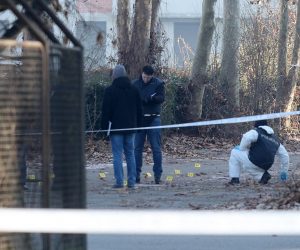 15.01.2021., Zagreb - Policija vrsi ocevid na mjestu pucnjave u Lovincicevoj ulici u kojoj su propucani muskaraci zena. Photo: Marko Prpic/PIXSELL