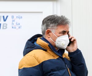 15.01.2021., Petrinja - Srpsko narodno vijece otvorilo je humanitarni punkt SNV-a kako bi se sve SNV-ove aktivnosti pomoci na terenu efikasnije koordinirale u direktnoj komunikaciji s u potresu stradalim stanovnistvom. Predsjednik Srpskog narodnog vijeca (SNV) Milorad Pupovac Photo: Patrik Macek/PIXSELL