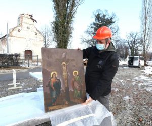 15.01.2021., Petrinja -  Djelatnici restauratorskog zavoda, HGSS, Ministarstva kulture i talijanski karabinjeri evakuirali su danas vrijedne ikone iz pravoslavne crkve svetog Nikole u Petrinji.
Photo: Patrik Macek/PIXSELL