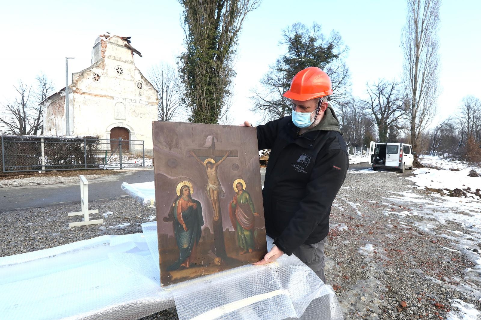 15.01.2021., Petrinja -  Djelatnici restauratorskog zavoda, HGSS, Ministarstva kulture i talijanski karabinjeri evakuirali su danas vrijedne ikone iz pravoslavne crkve svetog Nikole u Petrinji.
Photo: Patrik Macek/PIXSELL