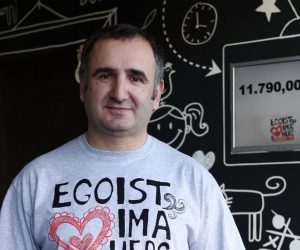 13.02.2014., Zagreb -  Vlasnik i djelatnici Caffe bara Egoist na jarunskoj trznici pokrenuli su humanitarnu akciju za siromasnu obitelj iz susjedstva u kojoj je do sada prodajom majica i bedzeva skupljeno 11790 kuna. Vlasnik kafica Drazen Biljan. 
Photo: Davor Puklavec/PIXSELL