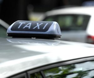 15.06.2018., Zagreb - Prema novom zakonu koji je stupio na snagu  28.05.2018.g. Uberova vozila moraju biti oznacena taxi oznakama - oznakom na krovu i bocnim oznakama s natpisom Taxi. Natpis na krovu je ispisan bijelim slovima na crnoj podlozi, a novost je da partner vozaci Ubera mogu koristiti brze trake jer su sada u kategoriji taksista.  
Photo: Marko Lukunic/PIXSELL
