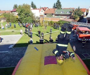 15.10.2013., Varazdin - Pozar u IV. osnovnoj skoli ime je velike vjezbe evakuacije djece i djelatnika skole te pokazno terenske vjezbe operativnih snaga zastite i spasavanja Grada Varazdina. Photo: Marko Jurinec/PIXSELL