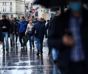 15.10.2020., Sarajevo, Bosna i Hercegovina - Od danas je u Sarajevu ponovo obavezno nosenje maski i na otvorenom, usljed povecanja broja zarazenih virusom Covid-19. Gradjani su uglavnom disciplinovani i vecina ih nosi maske.
Photo: Armin Durgut/PIXSELL