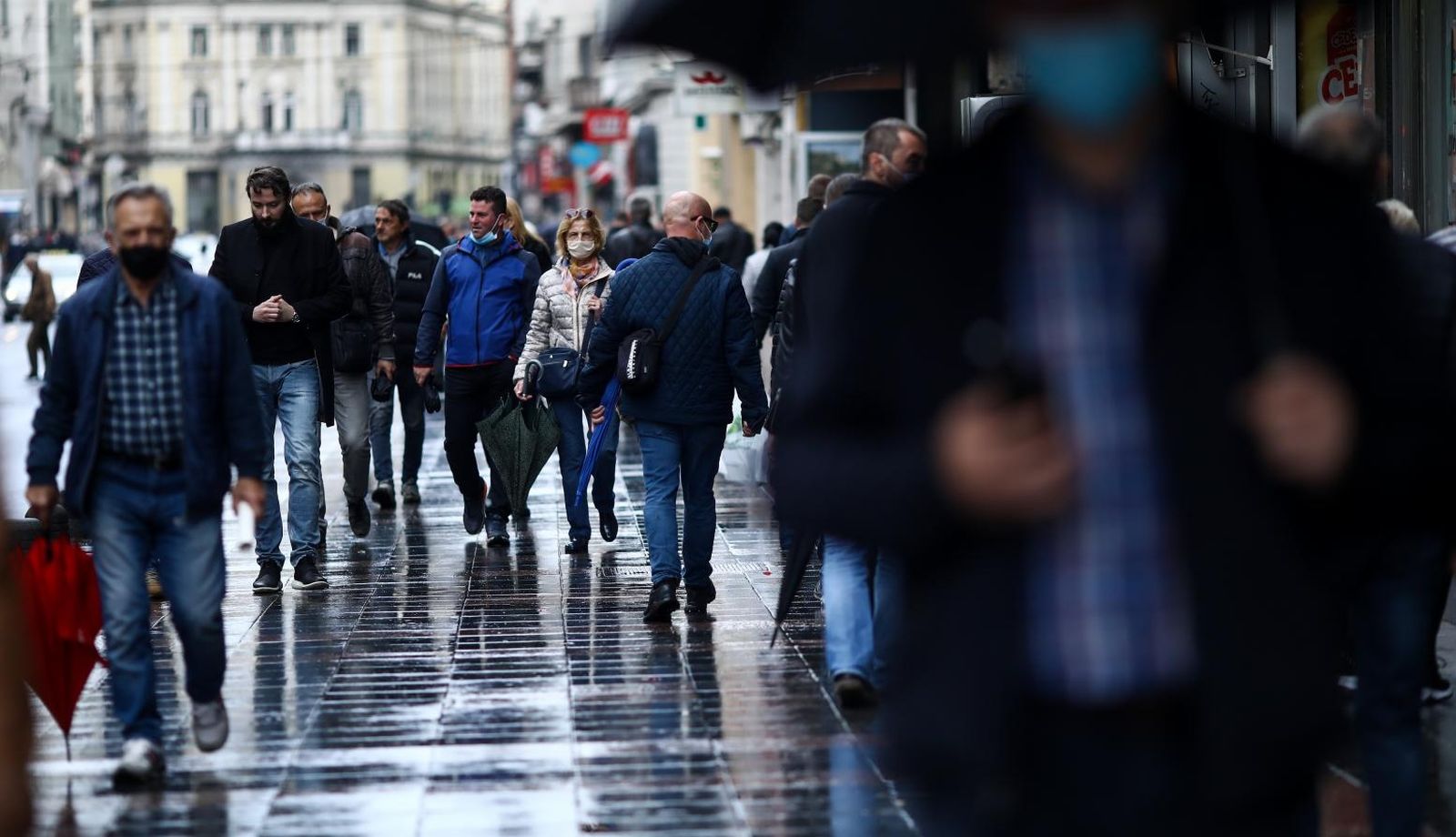 15.10.2020., Sarajevo, Bosna i Hercegovina - Od danas je u Sarajevu ponovo obavezno nosenje maski i na otvorenom, usljed povecanja broja zarazenih virusom Covid-19. Gradjani su uglavnom disciplinovani i vecina ih nosi maske.
Photo: Armin Durgut/PIXSELL