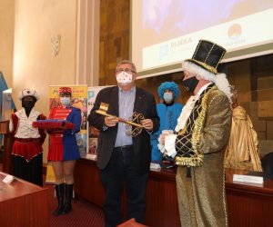 17.01.2021., Rijeka - Na Antonju je gradonacelnik Rijeke Vojko Obersnel predao mestru Rijeckog karnevala Toniju kljuc grada. Nazocili su i kraljica Rijeckog karnevala Dora Pilepic sa pratiljama, rijecki morcici, Prve rijecke mazoretkinje i direktor Turisticke zajednice Rijeke Petar Skarpa. Program se odrzao u Gradskoj vijecnici.
Photo: Goran Kovacic/PIXSELL