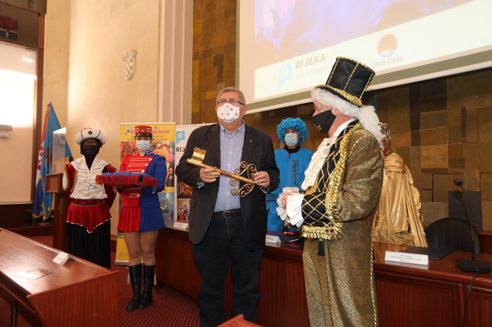 17.01.2021., Rijeka - Na Antonju je gradonacelnik Rijeke Vojko Obersnel predao mestru Rijeckog karnevala Toniju kljuc grada. Nazocili su i kraljica Rijeckog karnevala Dora Pilepic sa pratiljama, rijecki morcici, Prve rijecke mazoretkinje i direktor Turisticke zajednice Rijeke Petar Skarpa. Program se odrzao u Gradskoj vijecnici.
Photo: Goran Kovacic/PIXSELL