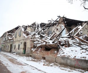 17.01.2021., Petrinja - Potres jacine 6.2 po Richteru s epicentrom 47 kilometara jugoistocno od Zagreba, odnosno 3 kilometra od Petrinje zadesio je Hrvatsku. Razrusen, snijegom i ledom okovan centar Petrinje, tek s rijetkim prolaznikom svjedoci tom razornom potresu. 

Photo: Goran Stanzl/PIXSELL