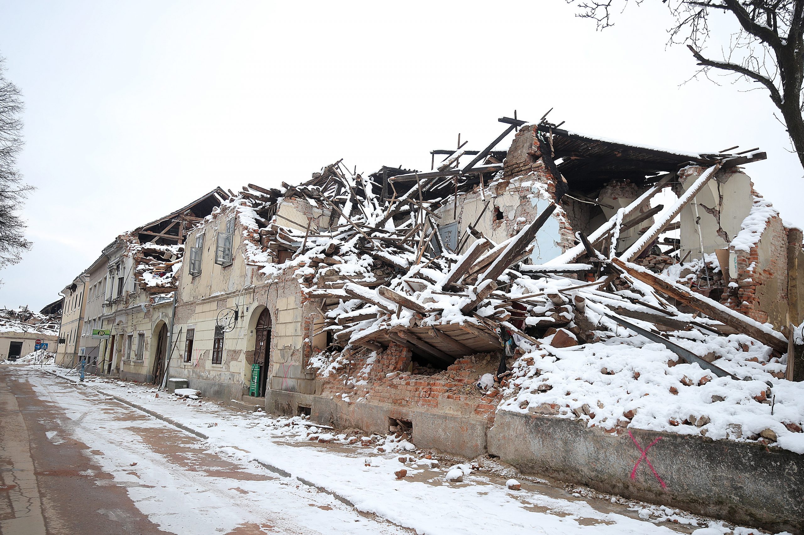 17.01.2021., Petrinja - Potres jacine 6.2 po Richteru s epicentrom 47 kilometara jugoistocno od Zagreba, odnosno 3 kilometra od Petrinje zadesio je Hrvatsku. Razrusen, snijegom i ledom okovan centar Petrinje, tek s rijetkim prolaznikom svjedoci tom razornom potresu. 

Photo: Goran Stanzl/PIXSELL