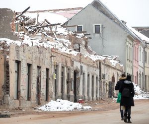 17.01.2021., Petrinja - Potres jacine 6.2 po Richteru s epicentrom 47 kilometara jugoistocno od Zagreba, odnosno 3 kilometra od Petrinje zadesio je Hrvatsku. Razrusen, snijegom i ledom okovan centar Petrinje, tek s rijetkim prolaznikom svjedoci tom razornom potresu. 

Photo: Goran Stanzl/PIXSELL