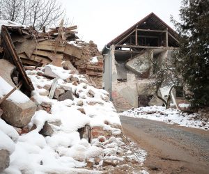 17.01.2021., Petrinja - Potres jacine 6.2 po Richteru s epicentrom 47 kilometara jugoistocno od Zagreba, odnosno 3 kilometra od Petrinje zadesio je Hrvatsku. Razrusen, snijegom i ledom okovan centar Petrinje, tek s rijetkim prolaznikom svjedoci tom razornom potresu. 

Photo: Goran Stanzl/PIXSELL