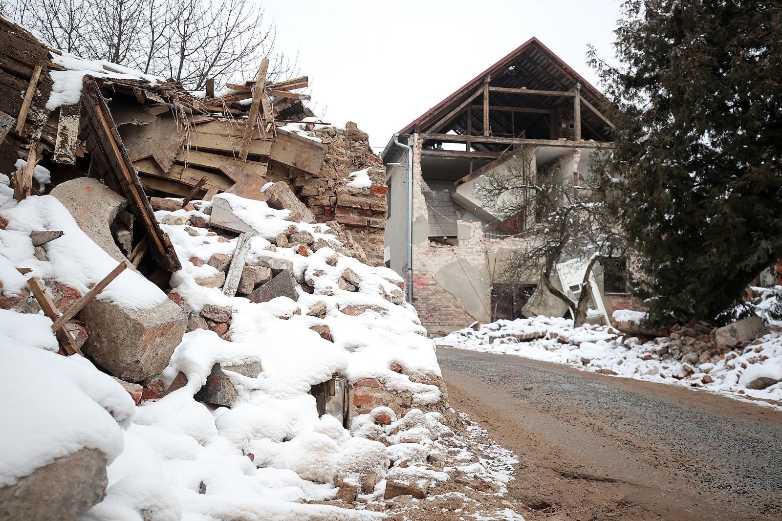 17.01.2021., Petrinja - Potres jacine 6.2 po Richteru s epicentrom 47 kilometara jugoistocno od Zagreba, odnosno 3 kilometra od Petrinje zadesio je Hrvatsku. Razrusen, snijegom i ledom okovan centar Petrinje, tek s rijetkim prolaznikom svjedoci tom razornom potresu. 

Photo: Goran Stanzl/PIXSELL