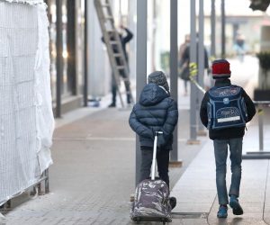 18.01.2021., Zagreb - Dva ucenika na putu do skole prolaze kroz centar Zagreba na kojem se jos vide posljedice potresa. Za ucenike u Hrvatskoj danas pocinje drugo polugodiste, no u skolske klupe vracaju se samo ucenici od prvog do cetvrtog razreda osnovnih skola te maturanti. Ostali ce nastavu imati on line, a u Sisacko moslavackoj zupaniji pocetak se odgadja u 17 skola. Photo: Patrik Macek/PIXSELL