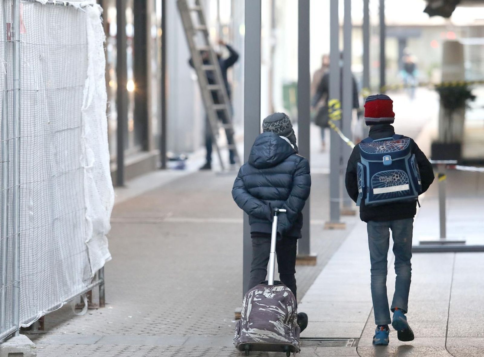 18.01.2021., Zagreb - Dva ucenika na putu do skole prolaze kroz centar Zagreba na kojem se jos vide posljedice potresa. Za ucenike u Hrvatskoj danas pocinje drugo polugodiste, no u skolske klupe vracaju se samo ucenici od prvog do cetvrtog razreda osnovnih skola te maturanti. Ostali ce nastavu imati on line, a u Sisacko moslavackoj zupaniji pocetak se odgadja u 17 skola. Photo: Patrik Macek/PIXSELL
