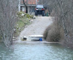 18.03.2018., Donji Kosinj - Na podrucju Kosinja u Opcini Perusic jutros je proglaseno izvanredno stanje obrane od poplava. Policija, HGSS te lokalno stanovnistvo cijeli dan su na ispomoci te donose potrepstine na podrucju Donjeg Kosinja.
Photo: Sanjin Strukic/PIXSELL