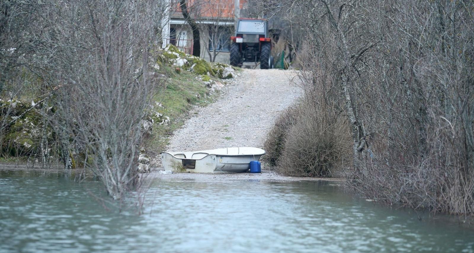 18.03.2018., Donji Kosinj - Na podrucju Kosinja u Opcini Perusic jutros je proglaseno izvanredno stanje obrane od poplava. Policija, HGSS te lokalno stanovnistvo cijeli dan su na ispomoci te donose potrepstine na podrucju Donjeg Kosinja.
Photo: Sanjin Strukic/PIXSELL