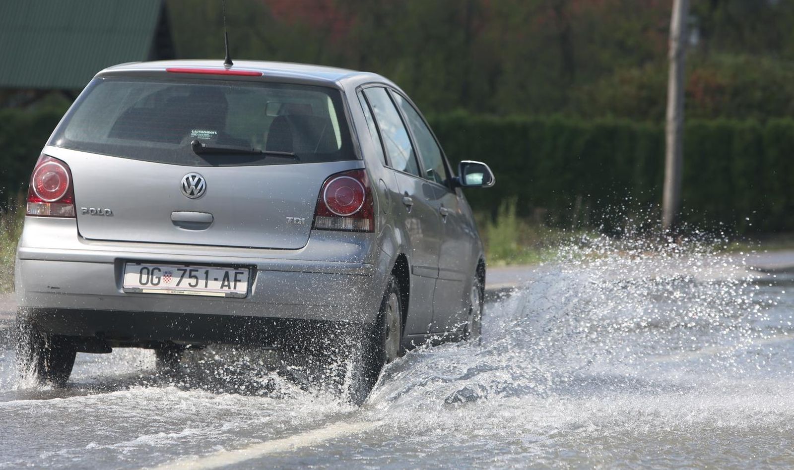 18.09.2017., Ogulin - Dan nakon velike poplave u Ogulinu se saniraju stete. Brojne kuce jos su poplavljene iako je vodostaj rijeke Dobre pao. 
Photo: Kristina Stedul Fabac/PIXSELL
