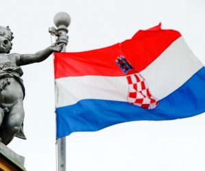 18.09.2020., Zagreb. Raspjevani podno hrvatske zastave. Iako je tmurno i kisovito jutro, ovaj simpaticni kip raspjevanog djecaka svakako ulijeva nadu za dobro raspolozenje tokom nastavka dana. Photo: Sanjin Strukic/PIXSELL