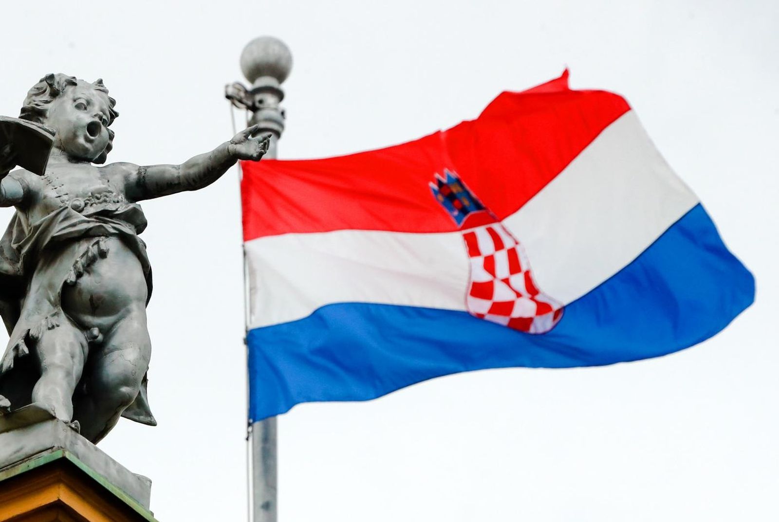 18.09.2020., Zagreb. Raspjevani podno hrvatske zastave. Iako je tmurno i kisovito jutro, ovaj simpaticni kip raspjevanog djecaka svakako ulijeva nadu za dobro raspolozenje tokom nastavka dana. Photo: Sanjin Strukic/PIXSELL