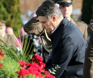 18.11.2015., Vukovar - Dan sjecanja na zrtvu Vukovara 1991.-2015. "Vukovar - mjesto posebnog pijeteta". Kolonom sjecanja od vukovarske bolnice do memorijalnog groblja odaje se pocast Gradu Heroju, njegovoj zrtvi i stanovnicima tog grada.Polaganje vijenaca na mamorijalnom groblju. Zoran Milanovic.
Photo: Marko Mrkonjic/PIXSELL
