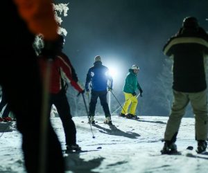 Zagreb:  Tradicionalnim noćnim skijanjem otvorena je nova sezona skijanja na Sljemenu 18.12.2018., Zagreb - Tradicionalnim nocnim skijanjem otvorena je nova sezona skijanja na Sljemenu. Na Crvenom spustu skupilo se stotinjak skijasa. Photo: Filip Kos/PIXSELL