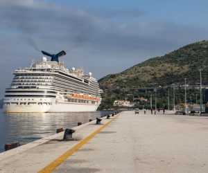 20.05.2020., Luka Gruz, Dubrovnik - Kruzer Carnival Magic uplovio je u dubrovacku luku. Na tom kruzeru doslo je 756 pomoraca, od cega njih pet Hrvata. Nakon dolaska pomorci su se carter letovima zaputili prema svojim mjestima prebivalista.
Photo: Grgo Jelavic/PIXSELL