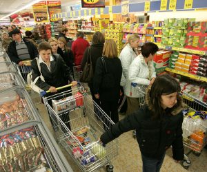 23.11.2006. Zagreb - Njemacki maloprodajni lanac Lidl otvorio je 13 prodajnih mjesta diljem Hrvatske. Zagrepcanima su na Sveticama u pakiranju proizvoda pomagali nogometni reprezentativci Luka Modric, Vedran Corluka i Eduardo da Silva.
Photo: Sanjin Strukic/PIXSELL