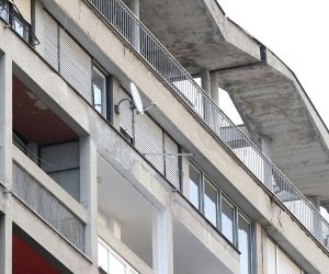 21.1.2021, Zagreb - Po odluci gradonacelnika Bandica danas je postavljanjem skela pocela sanacija zagrade u Vukovarskoj 52 koja je ostecena u potresu. Ostecena nadstresnica ce biti izrezana i uklonjena.
Photo: Patrik Macek/PIXSELL