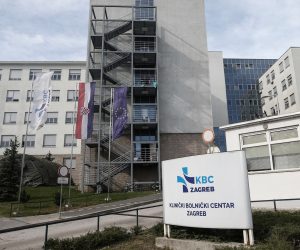 21.10.2020., Zagreb - Zbog pojacanih mjera radi prevencije sirenja zaraze koronavirusom (COVID-19) u KBC-u Zagreb su do daljnjega zabranjeni posjeti pacijentima, izuzev roditeljima cija djeca su smjestena na djecjim odjelima.  

Photo: Zeljko Lukunic/PIXSELL