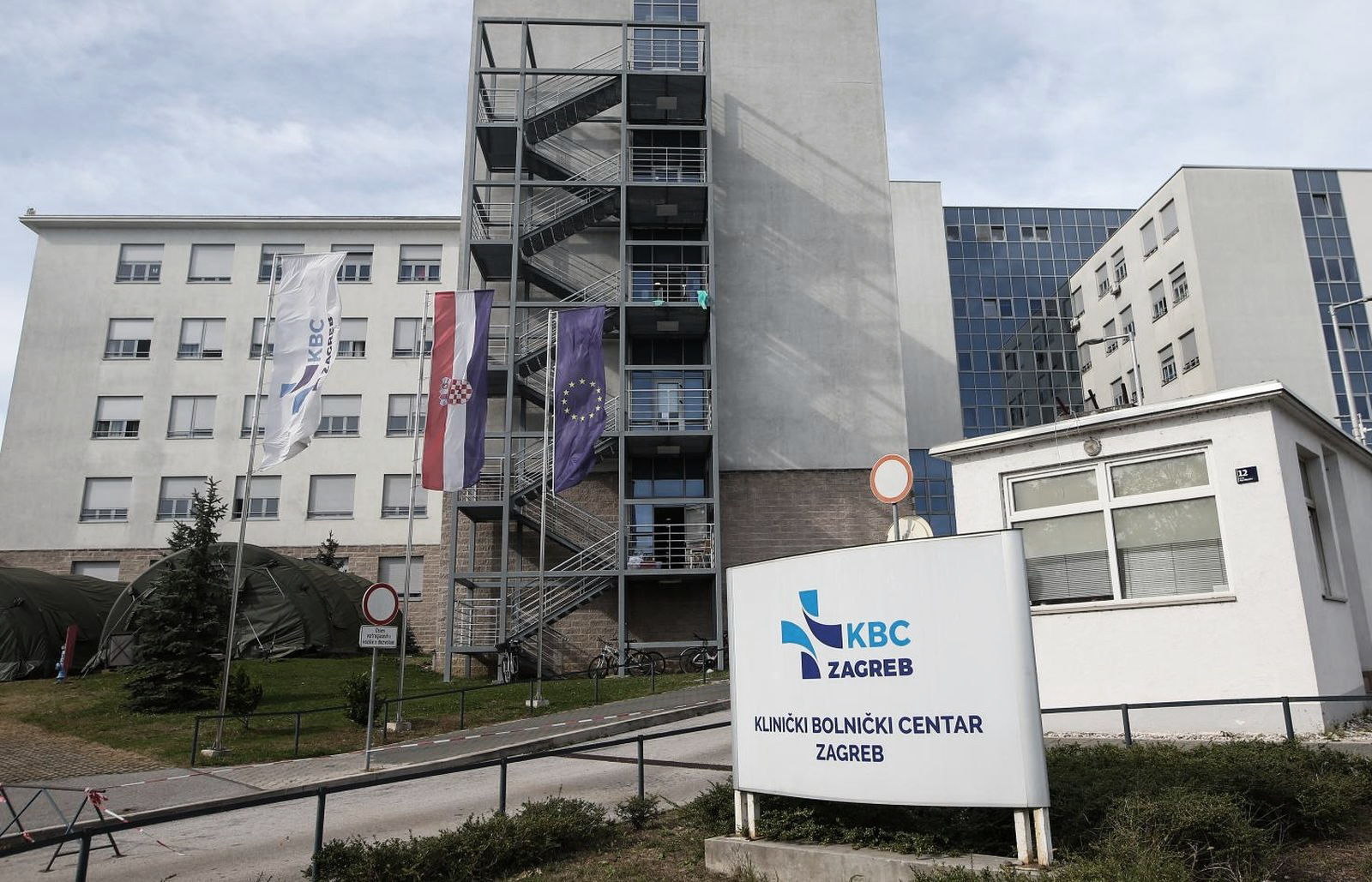 21.10.2020., Zagreb - Zbog pojacanih mjera radi prevencije sirenja zaraze koronavirusom (COVID-19) u KBC-u Zagreb su do daljnjega zabranjeni posjeti pacijentima, izuzev roditeljima cija djeca su smjestena na djecjim odjelima.  

Photo: Zeljko Lukunic/PIXSELL