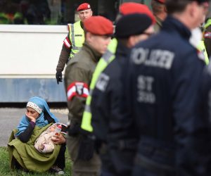 22.10.2015., Spielfeld, Austrija - Na austrijsku granicu stiglo vise od 2000 migranata, a tisuce su jos u dolasku. Austrijska policija uvodi red jer je pritisak iz Slovenije prevelik. Izbjeglice autobusima krecu prema Njemackoj. 
Photo: Vjeran Zganec Rogulja/PIXSELL
