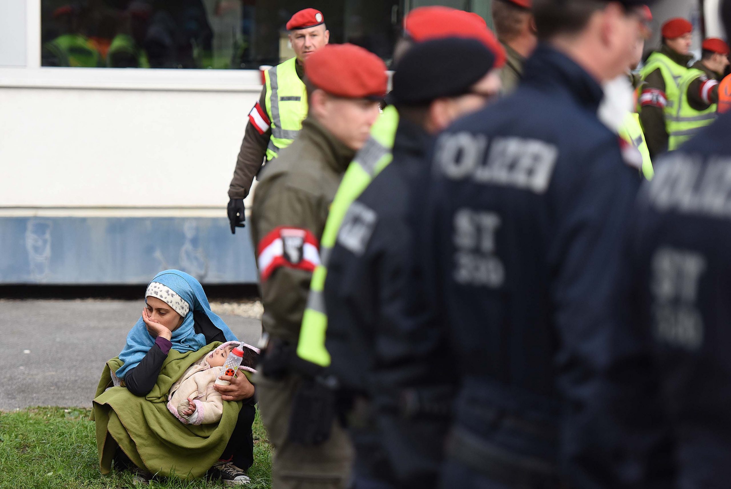 22.10.2015., Spielfeld, Austrija - Na austrijsku granicu stiglo vise od 2000 migranata, a tisuce su jos u dolasku. Austrijska policija uvodi red jer je pritisak iz Slovenije prevelik. Izbjeglice autobusima krecu prema Njemackoj. 
Photo: Vjeran Zganec Rogulja/PIXSELL