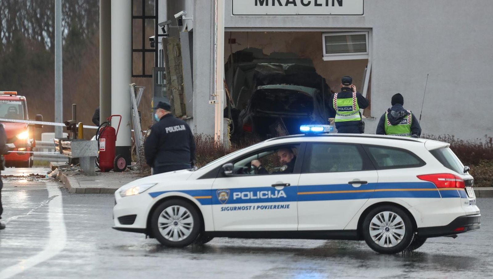 23.01.2021., Sisak - Kod naplatnih kucica Mraclin, na autocesti A11 Zagreb - Sisak,  vozac izgubio nadzor nad osobnim automobilom i udario u objekt HAC-a.  Dvije osobe su poginule, vozac i djelatnik HAC-a. 
Photo: Zeljko Lukunic/PIXSELL