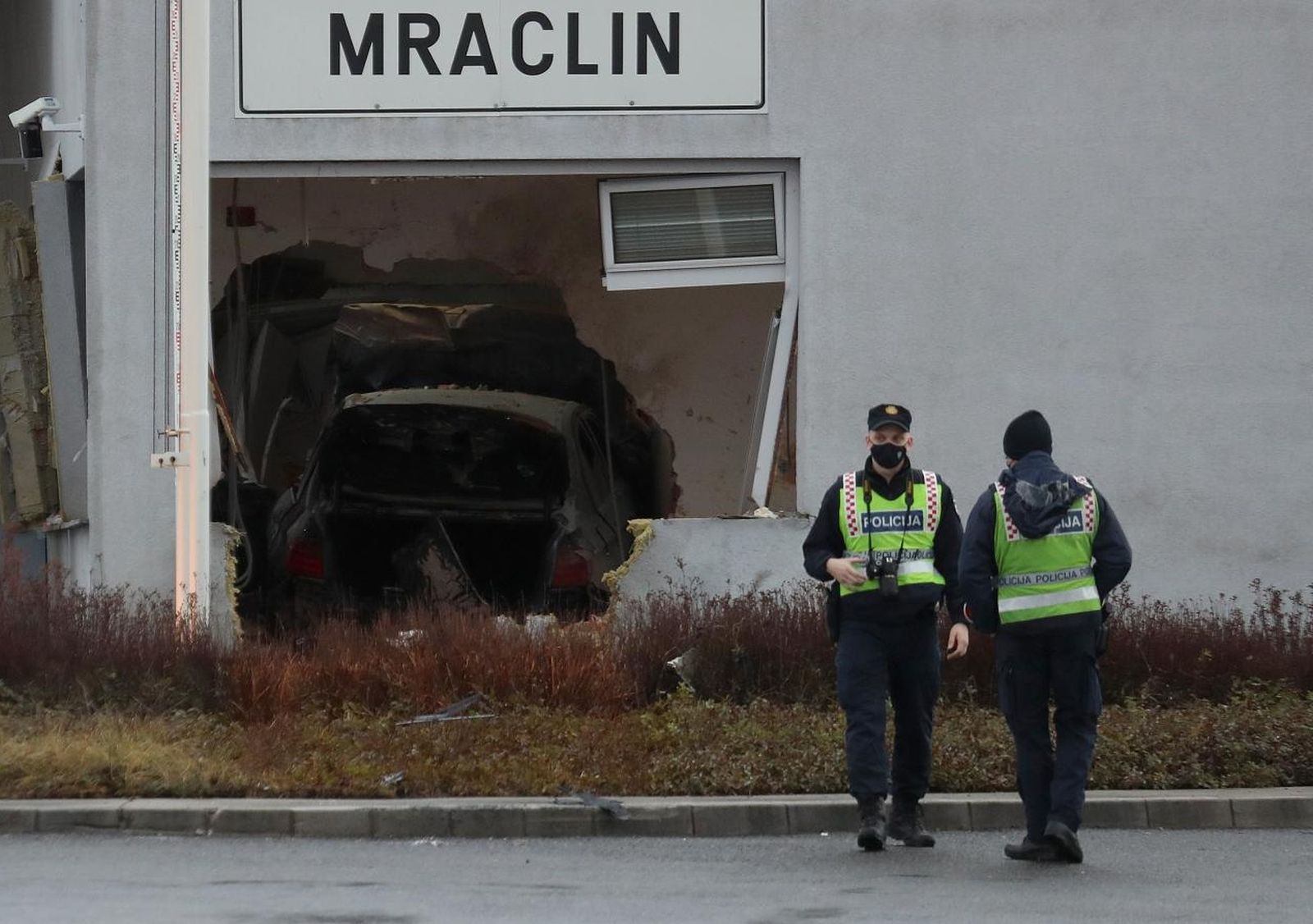 23.01.2021., Sisak - Kod naplatnih kucica Mraclin, na autocesti A11 Zagreb - Sisak,  vozac izgubio nadzor nad osobnim automobilom i udario u objekt HAC-a.  Dvije osobe su poginule, vozac i djelatnik HAC-a. 
Photo: Zeljko Lukunic/PIXSELL