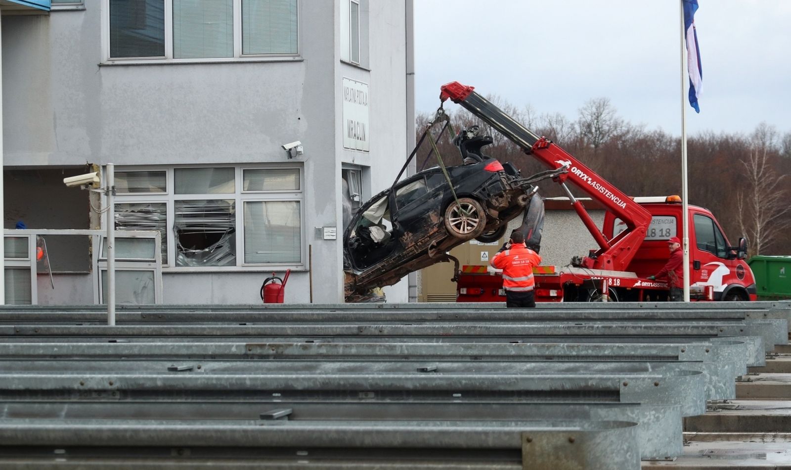 23.01.2021., Sisak - Kod naplatnih kucica Mraclin, na autocesti A11 Zagreb - Sisak,  vozac izgubio nadzor nad osobnim automobilom i udario u objekt HAC-a. Poginula je jedna osoba, zaposlenik HAC-a. 



Photo: Zeljko Lukunic/PIXSELL