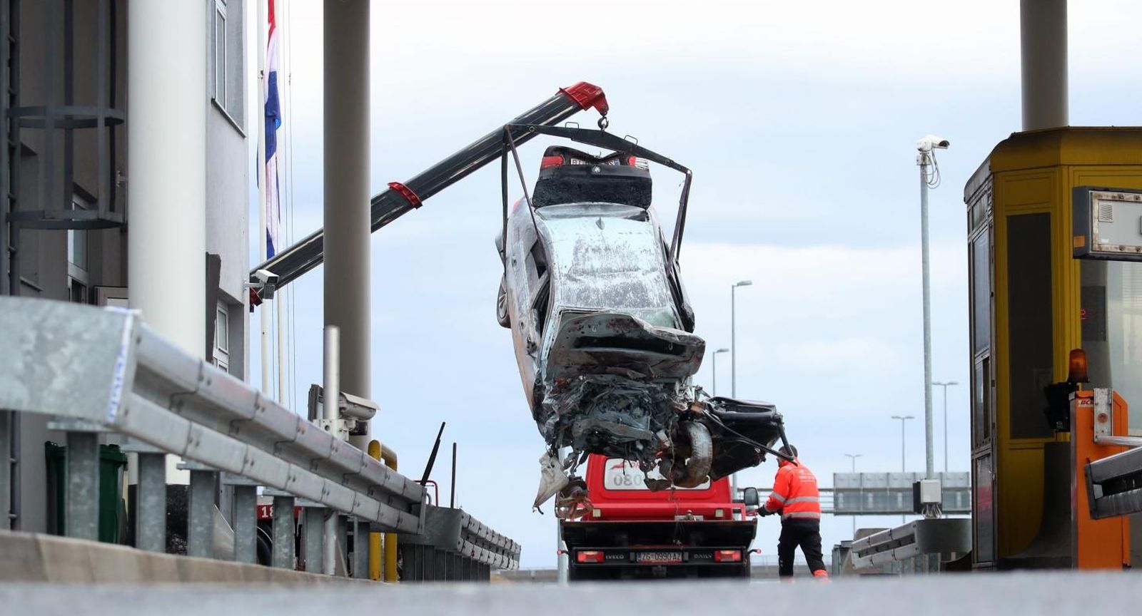 23.01.2021., Sisak - Kod naplatnih kucica Mraclin, na autocesti A11 Zagreb - Sisak,  vozac izgubio nadzor nad osobnim automobilom i udario u objekt HAC-a. Poginula je jedna osoba, zaposlenik HAC-a. 



Photo: Zeljko Lukunic/PIXSELL