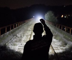 22.10.2020., Zvornik, Bosna i Hercegovina - Rijeka Drina prirodna je granica izmedju BiH i Srbije, takodjer i posljednja rijeka koju migranti moraju prijeci kako bi se domogli BiH, a kasnije Hrvatske i EU. U Zvorniku i regiji granicna policija pokriva oko 130 km granice, a po sistematizaciji GPBiH trenutno nedostaje vise od 300 policijskih sluzbenika za obavljanje redovnih aktivnosti u nadzoru granice i cak 1300 policijskih sluzbenika kako bi se adekvatno odgovorilo na zastitu granice u migrantskoj krizi. S ciljem nadilazenja problema kadrovske ne popunjenosti, kontinuirano se kao ispomoc GPBiH angaziraju policijski sluzbenici Direkcije za koordinaciju policijskih tijela BiH i Drzavne agencije za istrage i zastitu BiH, te Ministarsvo unutrasnjih poslova Republike Srpske. Prema podaci IOM-a u BiH je ove godine uslo 13,350 migranata, a prema podacima GPBiH, oni su odvratili 10,449 migranata i otkrili 35 kaznenih djela "krijumcarenje ljudi". S dolaskom jeseni, tranzit migranata iz Srbije u BiH je sve manji zbog hladnog vremena i visokog vodostaja Drine, ali migranti se vracaju u Srbiju, zbog boljih prihvatnih centara. Policija kontrolira zeljeznicki most, jedinu kopnenu granica sa Srbijom u ovoj regiji (osim granicnog prijelaza) na kojoj migranti pokusavaju ilegalno prijeci granicu. Photo: Armin Durgut/PIXSELL