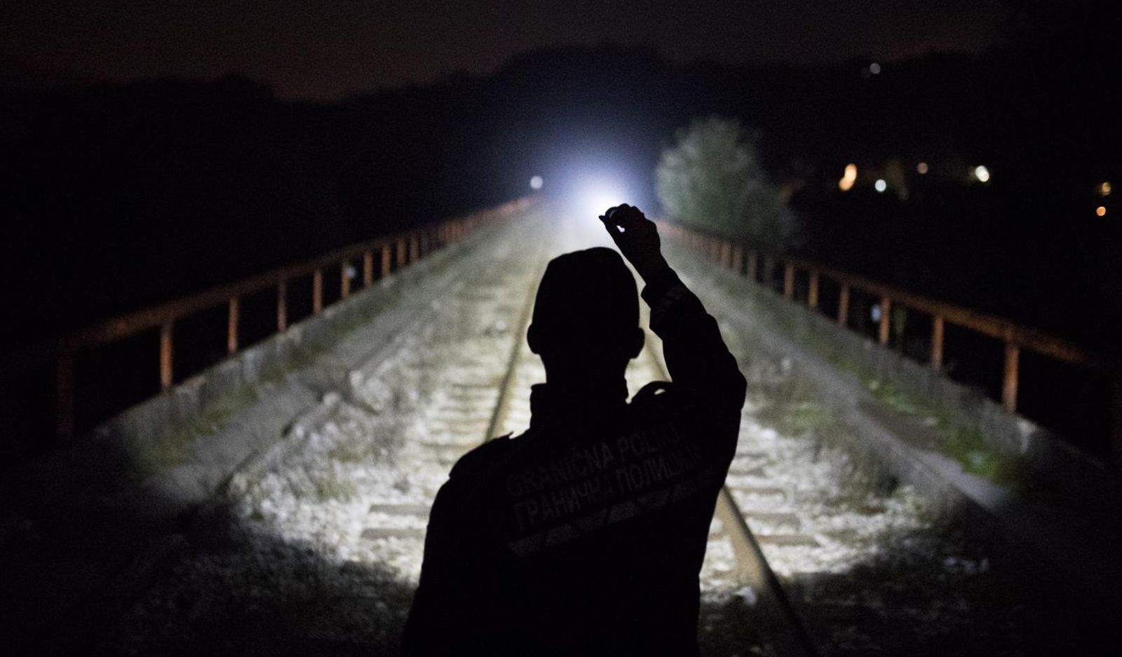 22.10.2020., Zvornik, Bosna i Hercegovina - Rijeka Drina prirodna je granica izmedju BiH i Srbije, takodjer i posljednja rijeka koju migranti moraju prijeci kako bi se domogli BiH, a kasnije Hrvatske i EU. U Zvorniku i regiji granicna policija pokriva oko 130 km granice, a po sistematizaciji GPBiH trenutno nedostaje vise od 300 policijskih sluzbenika za obavljanje redovnih aktivnosti u nadzoru granice i cak 1300 policijskih sluzbenika kako bi se adekvatno odgovorilo na zastitu granice u migrantskoj krizi. S ciljem nadilazenja problema kadrovske ne popunjenosti, kontinuirano se kao ispomoc GPBiH angaziraju policijski sluzbenici Direkcije za koordinaciju policijskih tijela BiH i Drzavne agencije za istrage i zastitu BiH, te Ministarsvo unutrasnjih poslova Republike Srpske. Prema podaci IOM-a u BiH je ove godine uslo 13,350 migranata, a prema podacima GPBiH, oni su odvratili 10,449 migranata i otkrili 35 kaznenih djela "krijumcarenje ljudi". S dolaskom jeseni, tranzit migranata iz Srbije u BiH je sve manji zbog hladnog vremena i visokog vodostaja Drine, ali migranti se vracaju u Srbiju, zbog boljih prihvatnih centara. Policija kontrolira zeljeznicki most, jedinu kopnenu granica sa Srbijom u ovoj regiji (osim granicnog prijelaza) na kojoj migranti pokusavaju ilegalno prijeci granicu. Photo: Armin Durgut/PIXSELL