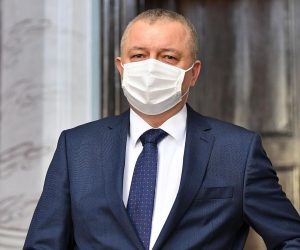 23.12.2020., Varazdin- Ministar prostornog uredjenja, graditeljstva i drzavne imovine Darko Horvat, zupanu Radimiru Cacicu u vlasnistvo dodijelio racunala i racunalnu opremu.
Photo: Vjeran Zganec Rogulja/PIXSELL