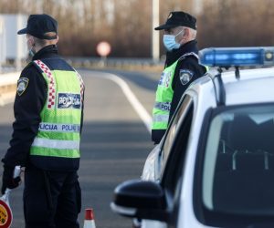 23.12.2020., Lekenik - Policija kontrolira propusnice na izlazu s autoceste prema Sisku kod Lekenika. Od danas je na snazi zabrana napustanja zupanija koja ce trajati do 8. sijecnja iduce godine. Za putovanje iz zupanije u kojoj gradjani imaju prijavljeno prebivaliste ili boraviste u drugu zupaniju potrebno je imati propusnicu koju izdaje Nacionalni stozer civilne zastite. Photo: Marin Tironi/PIXSELL