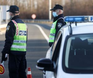 23.12.2020., Lekenik - Policija kontrolira propusnice na izlazu s autoceste prema Sisku kod Lekenika. Od danas je na snazi zabrana napustanja zupanija koja ce trajati do 8. sijecnja iduce godine. Za putovanje iz zupanije u kojoj gradjani imaju prijavljeno prebivaliste ili boraviste u drugu zupaniju potrebno je imati propusnicu koju izdaje Nacionalni stozer civilne zastite. Photo: Marin Tironi/PIXSELL