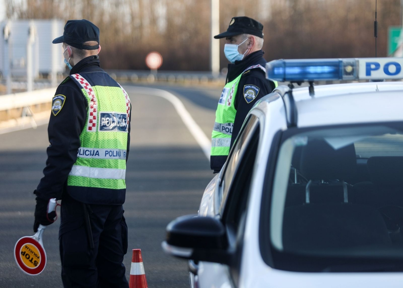 23.12.2020., Lekenik - Policija kontrolira propusnice na izlazu s autoceste prema Sisku kod Lekenika. Od danas je na snazi zabrana napustanja zupanija koja ce trajati do 8. sijecnja iduce godine. Za putovanje iz zupanije u kojoj gradjani imaju prijavljeno prebivaliste ili boraviste u drugu zupaniju potrebno je imati propusnicu koju izdaje Nacionalni stozer civilne zastite. Photo: Marin Tironi/PIXSELL